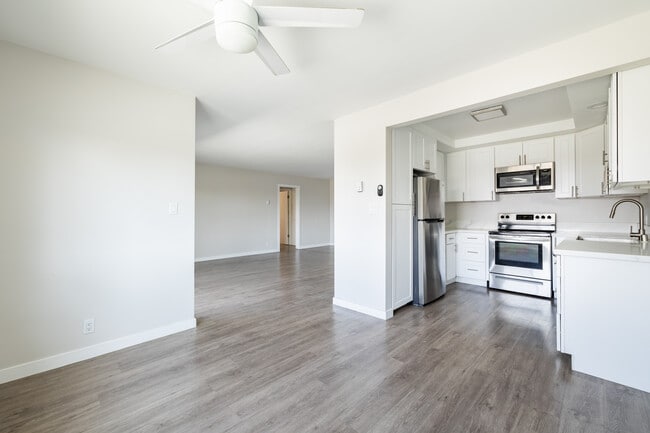 Martel Royale in Los Angeles, CA - Building Photo - Interior Photo