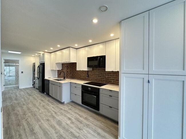 5947 W Montrose Ave in Chicago, IL - Building Photo - Building Photo