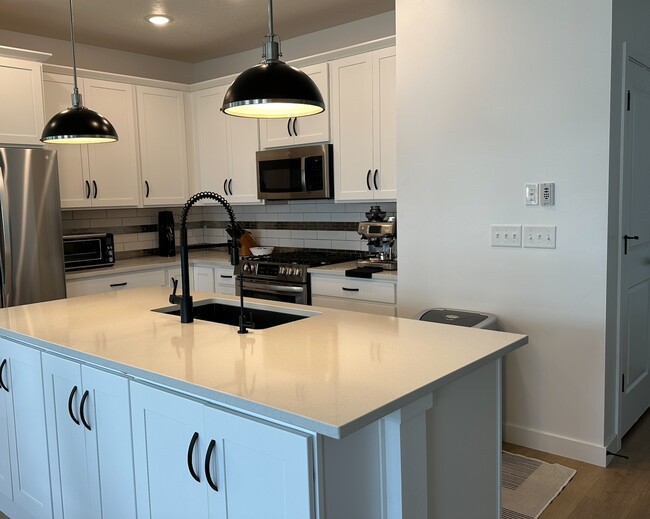 11613 S Prosperity Rd in South Jordan, UT - Building Photo - Building Photo