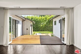 5120 Stern Ave in Los Angeles, CA - Foto de edificio - Building Photo