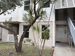 17565 NW 67th Pl in Miami Gardens, FL - Building Photo - Building Photo