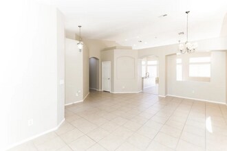 5914 Buena Tierra St in North Las Vegas, NV - Foto de edificio - Building Photo