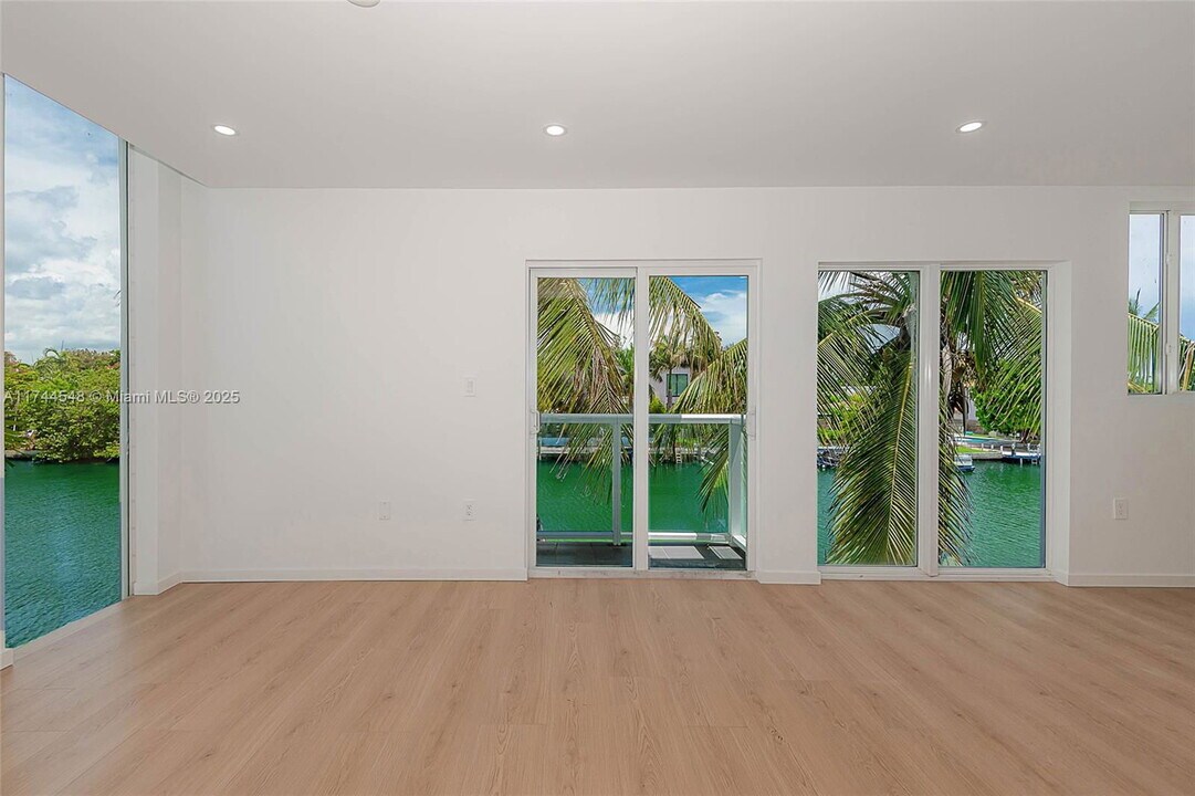 1975 Calais Dr in Miami Beach, FL - Building Photo