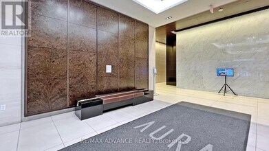 386 Yonge St in Toronto, ON - Building Photo - Building Photo