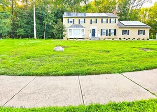19 Monterey Dr in West Windsor Township, NJ - Foto de edificio - Building Photo