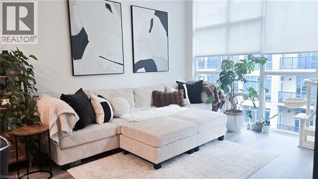 10 Concord Pl in Grimsby, ON - Building Photo - Building Photo