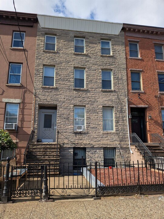 272 3rd St in Jersey City, NJ - Building Photo
