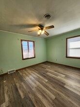 815 East Ave S in Lyons, KS - Foto de edificio - Building Photo