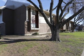 Santa Monica Apartments in Dallas, TX - Foto de edificio - Building Photo
