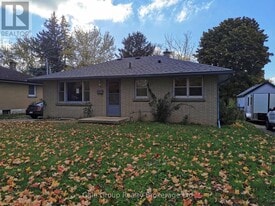 74 Aileen Dr in Woodstock, ON - Building Photo