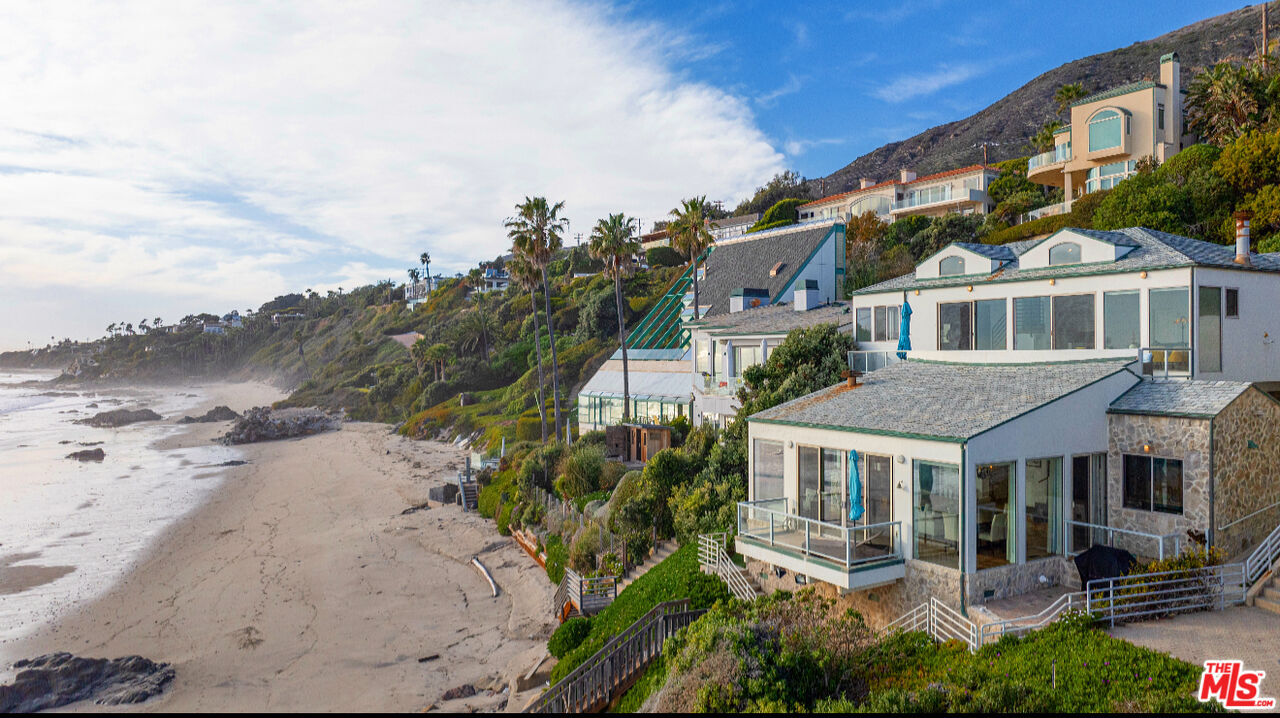 33334 Pacific Coast Hwy in Malibu, CA - Building Photo