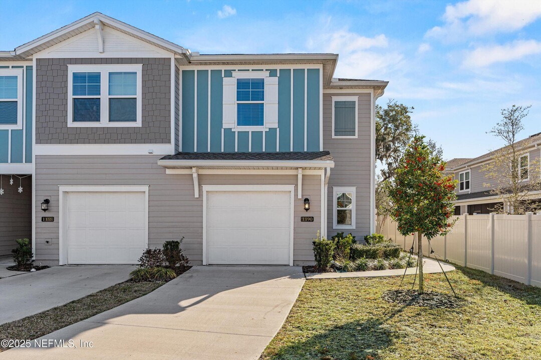 1180 Beach Dune Dr in Jacksonville, FL - Foto de edificio