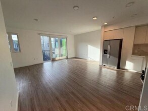5750 Hollywood Blvd, Unit 726 in Los Angeles, CA - Building Photo - Building Photo