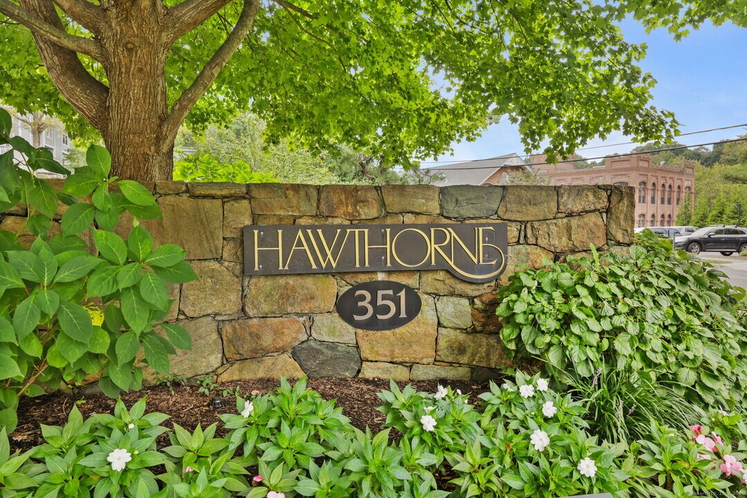 351 Pemberwick Rd in Greenwich, CT - Building Photo