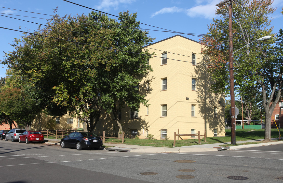 E Q Flats in Washington, DC - Building Photo