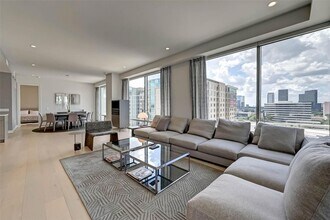 2047 Westcreek Ln, Unit 1101 in Houston, TX - Foto de edificio - Building Photo