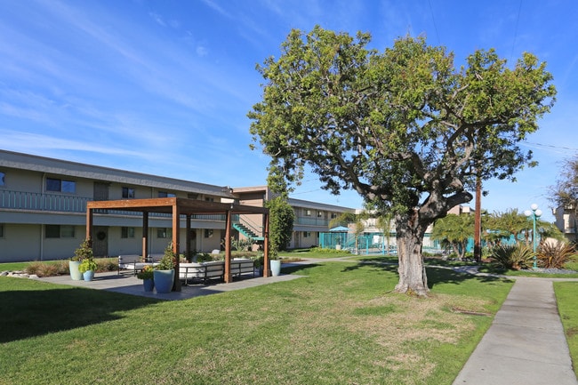 Villa Pacific Apartments *$500.00 off * in San Diego, CA - Building Photo - Building Photo