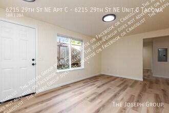 6215 29th St NE in Tacoma, WA - Foto de edificio - Building Photo