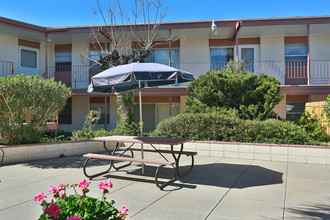 Hallmark Apartments in El Paso, TX - Foto de edificio - Building Photo