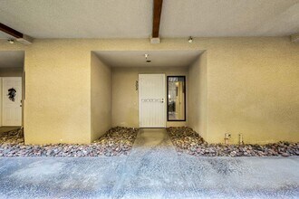 255 S Avenida Caballeros, Unit 302 in Palm Springs, CA - Building Photo - Building Photo