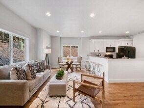 2082 NW Black Pnes Pl in Bend, OR - Building Photo - Building Photo