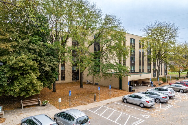 RAYMIE JOHNSON ESTATES & TOWNHOMES in Oak Park Heights, MN - Foto de edificio - Building Photo