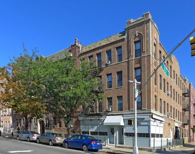 3411 34th Ave in Astoria, NY - Foto de edificio - Building Photo