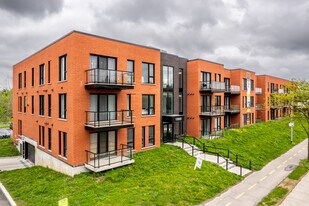 Le Oakmond in Pierrefonds, QC - Building Photo