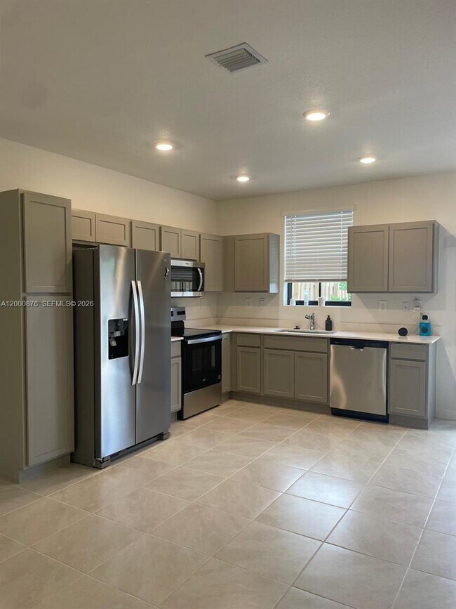 1386 NE 3rd Ave in Florida City, FL - Building Photo - Building Photo