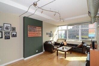 1610 W Fullerton Ave in Chicago, IL - Building Photo - Building Photo
