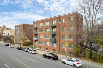 5545 De La Côte-Saint-Luc Ch in Montréal, QC - Building Photo - Building Photo