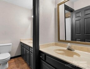 2705 N Center St in Hickory, NC - Building Photo - Building Photo