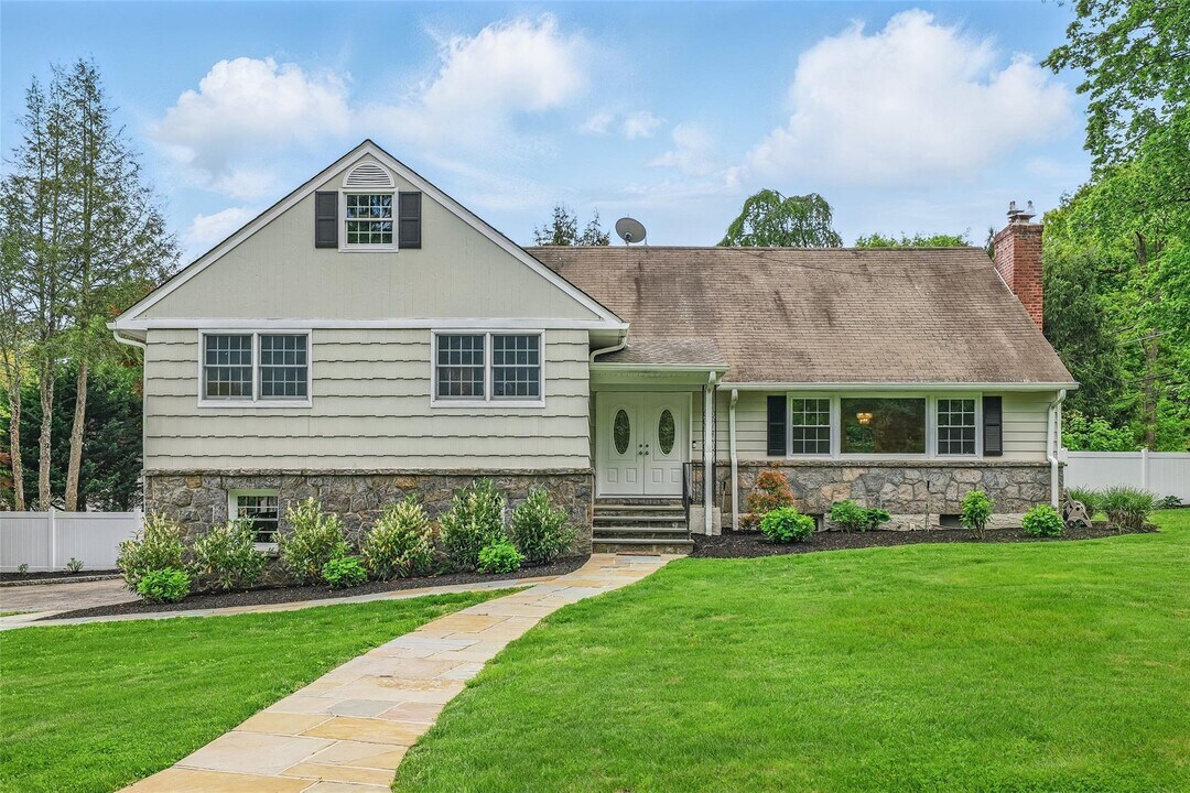 2 Oxford Rd in Scarsdale, NY - Building Photo