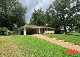2370 Hillside Ave in Memphis, TN - Building Photo - Building Photo