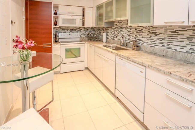 5001 Collins Ave-Unit -# 16 in Miami Beach, FL - Building Photo - Building Photo