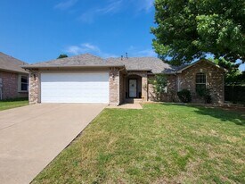 916 Silver Streak Dr in Saginaw, TX - Building Photo