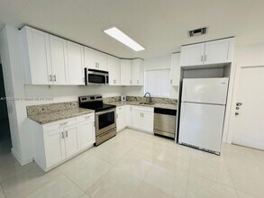 2620 NW 14th Ct in Fort Lauderdale, FL - Building Photo - Building Photo
