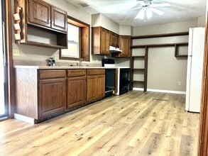 607 Sara St in Junction City, KS - Building Photo - Building Photo