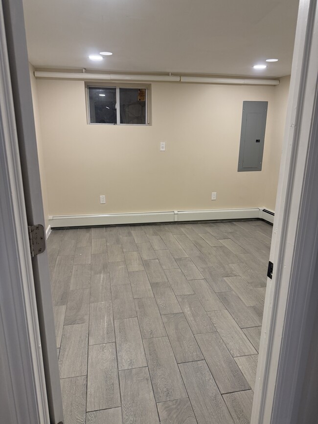 905 Ferndale Blvd, Unit Basement Apt in Central Islip, NY - Building Photo - Building Photo
