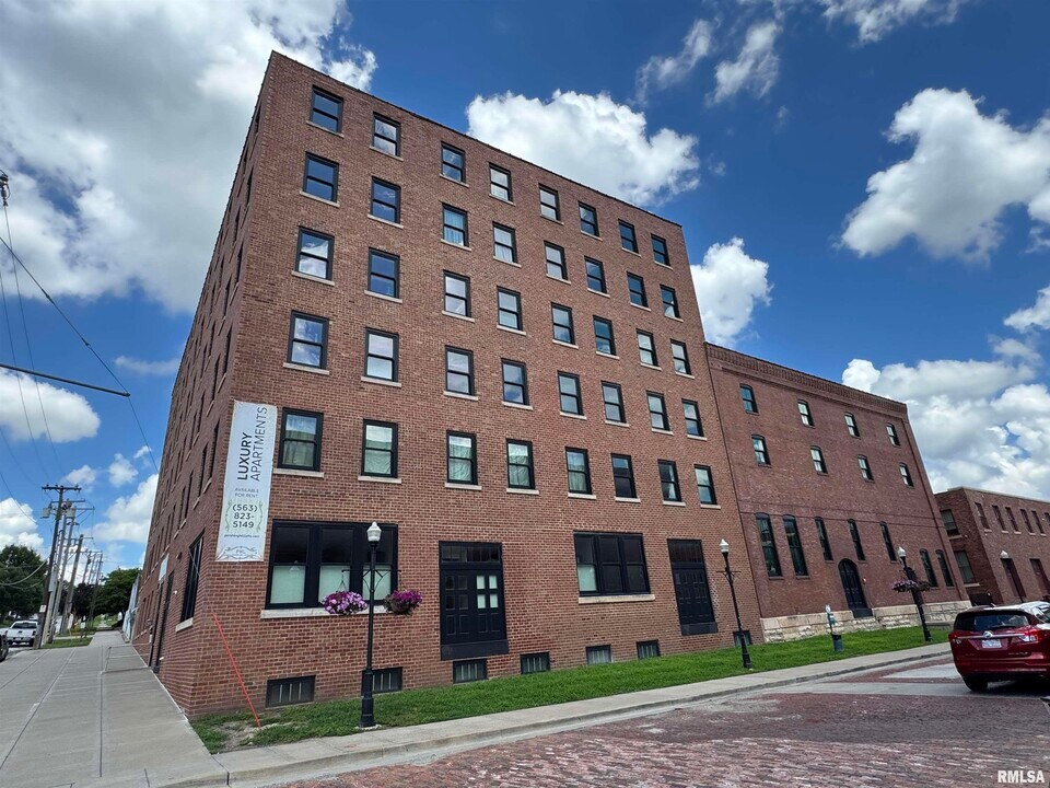 511 Pershing Ave in Davenport, IA - Building Photo