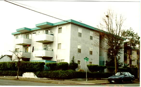 Leschi View - "B" Building in Seattle, WA - Building Photo