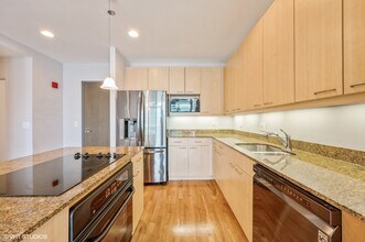 737 W Washington Blvd in Chicago, IL - Building Photo - Building Photo
