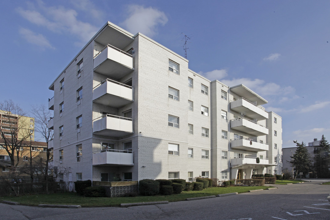 Whitecliff Apartments in Mississauga, ON - Building Photo