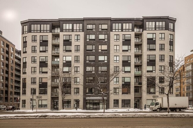 property at 825 René-Lévesque Boul E