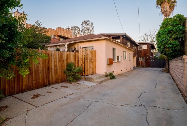 5106 Kester Ave in Sherman Oaks, CA - Building Photo - Building Photo