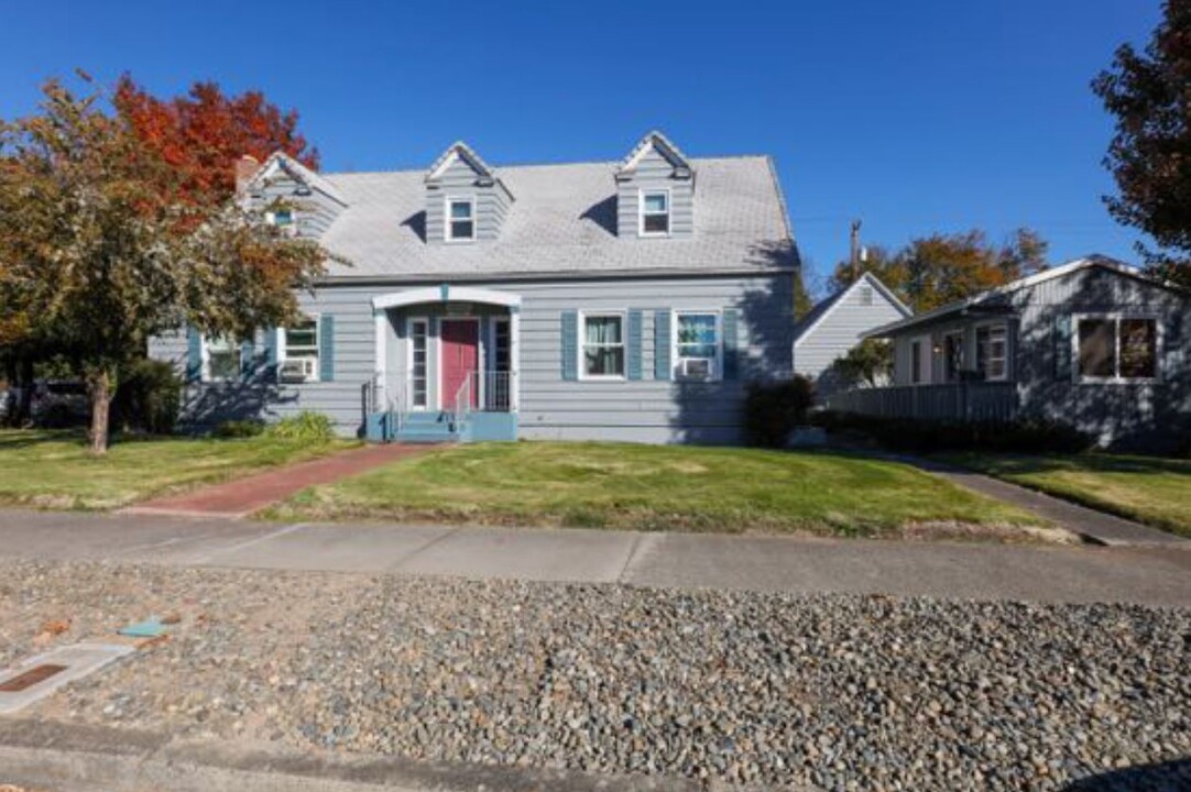 320 NW B St in Grants Pass, OR - Building Photo