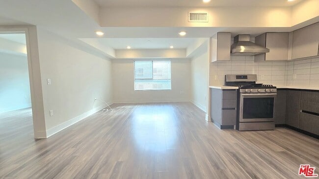 5030 Rosewood Ave in Los Angeles, CA - Foto de edificio - Building Photo