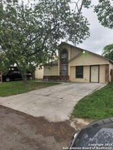 3046 Beacon Field Dr in San Antonio, TX - Building Photo - Building Photo