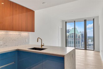 2678 Tigertail Ave, Unit 1903 in Miami, FL - Foto de edificio - Building Photo