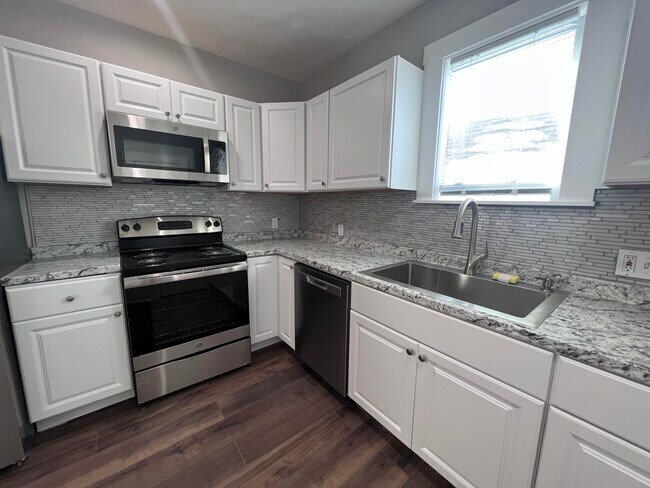 283 E High St, Unit 2 in Manchester, NH - Building Photo - Building Photo